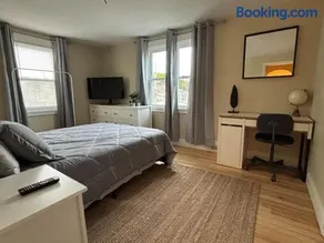 Modern 3 Bedroom with Parking in Boston - Image 2
