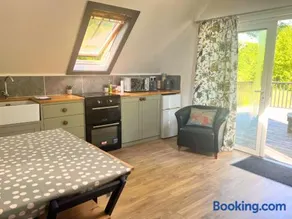Peaceful Three Bed Country Apartment - Image 3