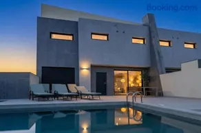 VillasRoyale Rex - no steps, easy access, heated pool & BBQ - Image 2