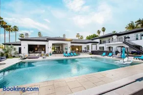 Summer Villa Getaway, Resort Life, Pickleball, Pool, Golf - Image 1