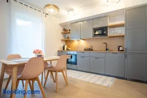 Dream Stay - Brand New Apartment with Balcony & Free Parking - Image 1