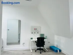 Luxurious New Home Near Airport - Image 5
