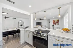 Red Door Siesta, Updated 4BR House with Hot Tub, 7 Min to Siesta! - Image 5