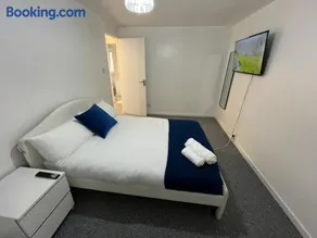3 bedroom Luxurious Property - Image 4