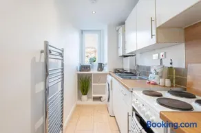 Modern West End Flat, Near Hospital and City Centre - Image 4