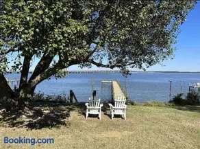 Waterfront Getaway with Pier - Sleeps 10, 4 bedrooms - Image 1