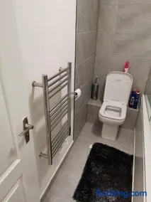 Newly Renovated Cosy 1 bed flat, 4 minutes walk to Town Centre, 3 minutes walk to the train station, Free parking, Modern, fresh and spacious living room, Netflix ready smart TV, Wifi - Image 4