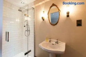Luxury Large Group Accommodation with Hot Tub - Image 3