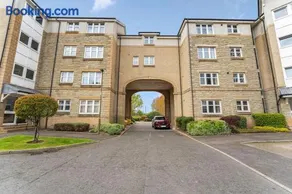 Modern 1BR flat - free parking + lift - Image 2