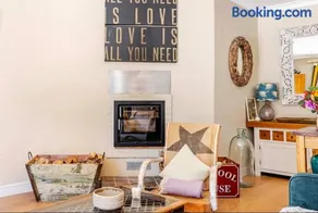 The Old Pool House, Stylish Large Studio in Private Country Estate with Air Con - Image 4