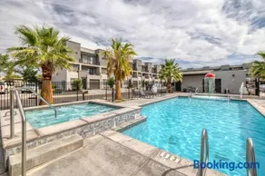 Newly furnished 5BD 4BA Townhome The Vue 30 - Image 3