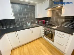 Paisley Central Apartment - Image 2