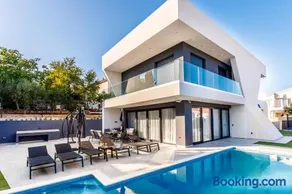 Villa Skyline- near beach and city center with heated pool - Image 5