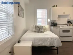 Cozy Bachelor Condo Downtown WiFi & Smart TV - Image 4