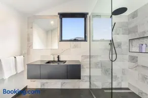 Modern Retreat with Spectacular Mountain Views - Image 2