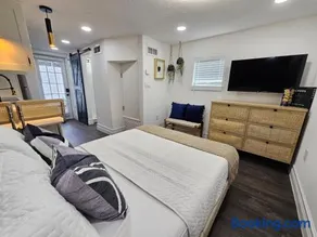The Hideaway DT Orlando Tiny Home w Free Parking - Image 4