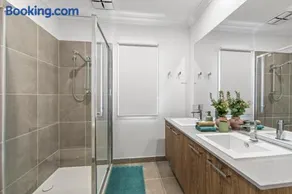 Chic New BBQ Bright Aircon WiFi Laundry Airport - Image 3