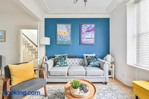 Luxury Georgian Townhouse Moments from the Harbour - Image 4
