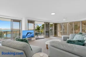 Oceanfront apartment on top of point Cartwright - Image 4
