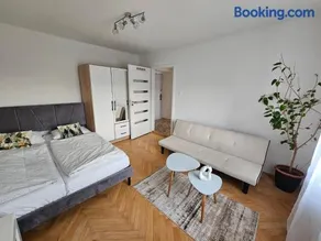 Center apartment with mountain view - free parking - Image 2