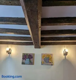 Cosy character cottage in central Marlborough UK - Image 4