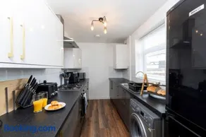 4BR Home with Parking Ideal for Contractors - Image 3