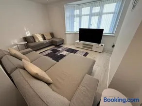 Luxury 4 Bedroom House in Harrow with Free Parking - Image 4