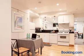 Huge Studio w Full Kitchen W D Parking - Image 2