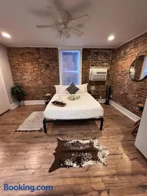 Jungle House Studio Suites - Short North & Convention Center - Image 1