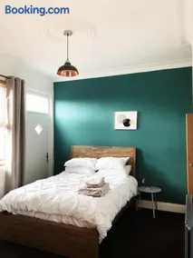 Stylish 1-Bedroom Apartment in Chapel Allerton with Free Parking - Image 5