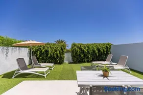 Espacioso jardín con vistas - Image 1