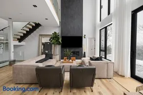 Chalet Peak Tremblant: Your Mountain Escape. - Image 2