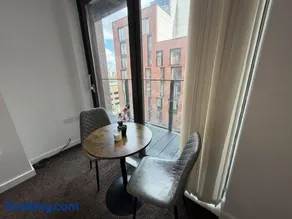 Northern Quarter 2-bed, Sleeps 6 with Balcony - Image 3