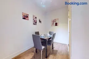 StayStreet Suites - Modern & Bright Queen Suite - Image 4