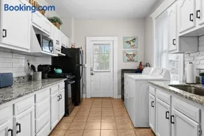 Stylish Home in Historic District Near Riverwalk - Image 4