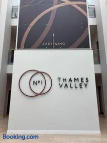 Modern Studio in Bracknell with free Parking - Image 5