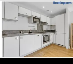 Central-Modern 1-Bed Apt,Sleep 4 -Near Train Station & Easy Access to Central London & City Centre - Image 2