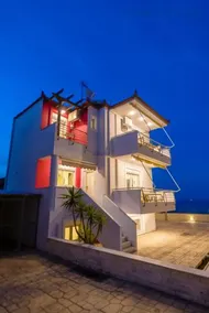 Lemoni Luxury Residence in front of the Sea - Image 2