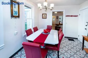 Vintage downtown flat near Holy Hill, Golf &Ski - Image 3
