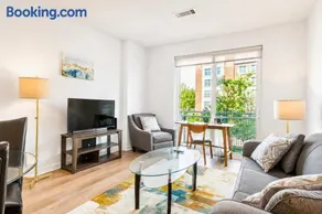 Modern Apt Downtown with Pool - Image 2