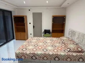 Studio Flat - Image 3