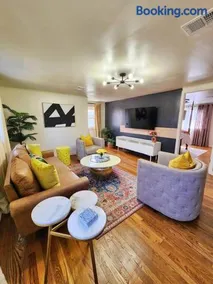 Chic Spacious Apt Near Attractions/Food/EWR/NYC - Image 2