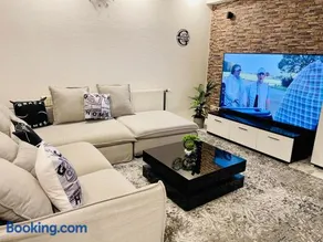 GraceHomes - 6 Zimmer Wohnung with parking - Up to 10 guests - Large group & family welcome - Image 1