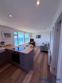 Lovely chalet with uninterrupted sea views - Image 3