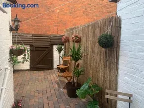BEAUTIFUL TERRACE COTTAGE HOME, 3 BEDROOM HOUSE near Alton Towers, LEEK Centre, Peak District on doorstep - Image 2