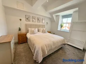 Tenby Sea View Apartment with Swimming Pool - Image 2