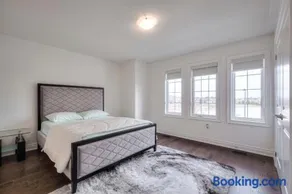Unwind Here in a Stylish and Cozy Space - Image 1