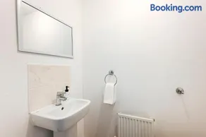 LUX Dartford 5 bed home, 9 beds, sleeps 12, Free parking - Image 4