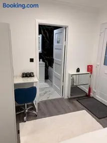 Modern En-Suite Double Bedroom in Cardiff with Private Entrance - Image 5