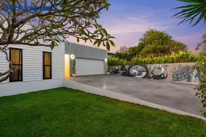 Luxury Modern 4 BR Pet Friendly Family Beach Home - Image 3